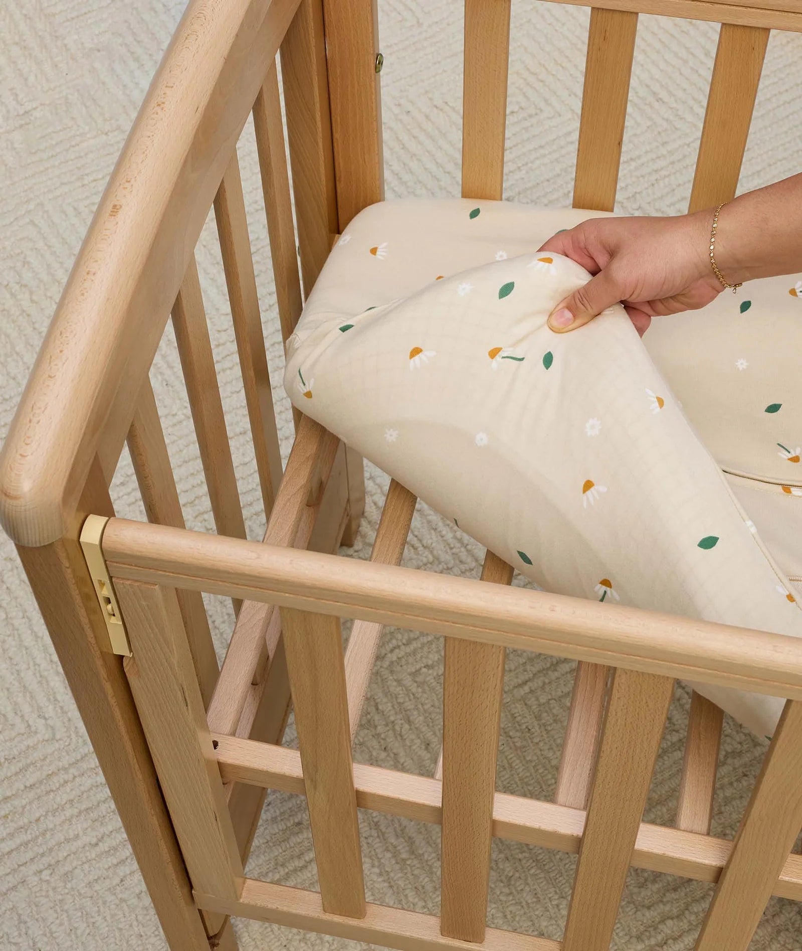 Ergopouch HugMe Blanket 1.0 & 2.5 TOG (Size Cot) Daisy Sprinkle - Tiny Tots Baby Store 